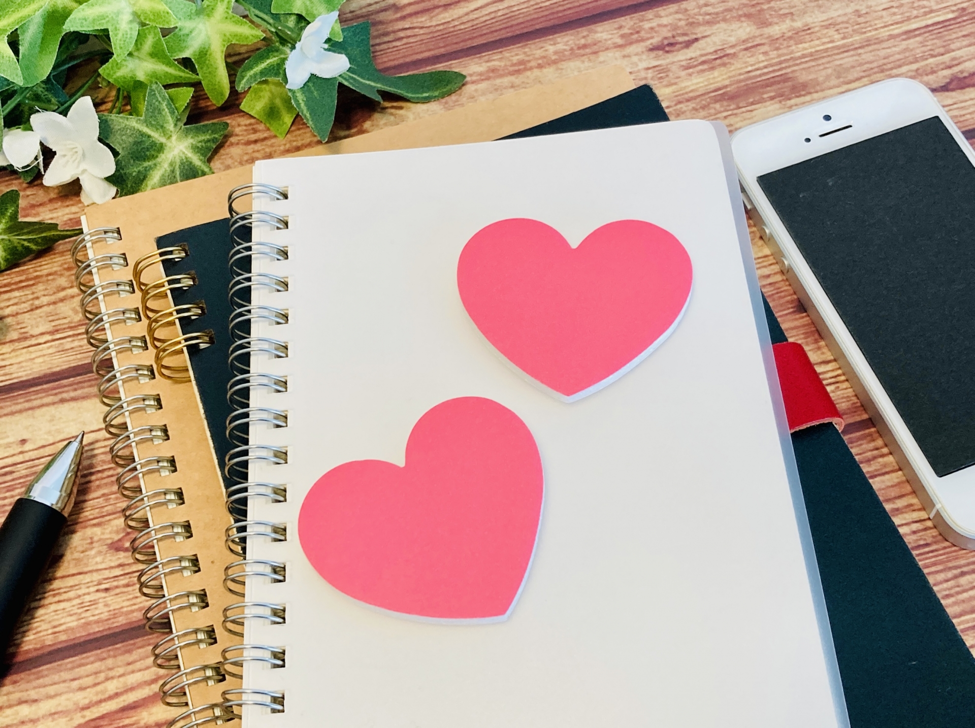 ハートの付箋とノート。キスが苦手な時に気持ちを整理するイメージ